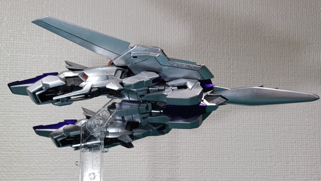 ハセガワのセラミックコンパウンドとコーティングポリマーで磨いてまっす。ホントはモデリングワックス使ってみたかったんですけど、売ってないからしょうがないね(gundam-kao5)