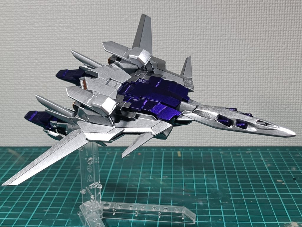 以前制作であげた時と違い下地を黒サフにしてるので、バイオレットの発色を暗めに出来ましたね。シルバーもいい感じ。