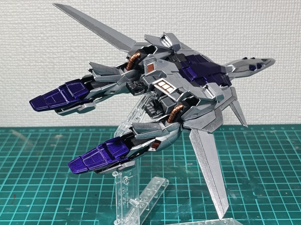 後ろから見ると三色目が現れるのもポインツ。全体的に暗めな印象にしたかったので、カッパーを使ってみました。渋くて良き。(gandam-hand2)