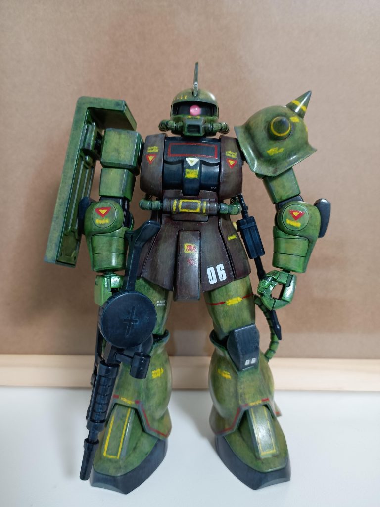 改造はブレードアンテナを余剰パーツから移植したのと合わせ目消しくらいです。リバイブ版とは違う良さがありますね。あとモノアイシールにレジンを乗せて立体化しました。忘れてた💦