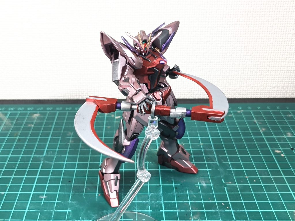 まずは収納モード。短い分、このモードが一番2に見える状態になりますね。3mm接続軸があるので、最近のHGなら背負ったり出来ますね。