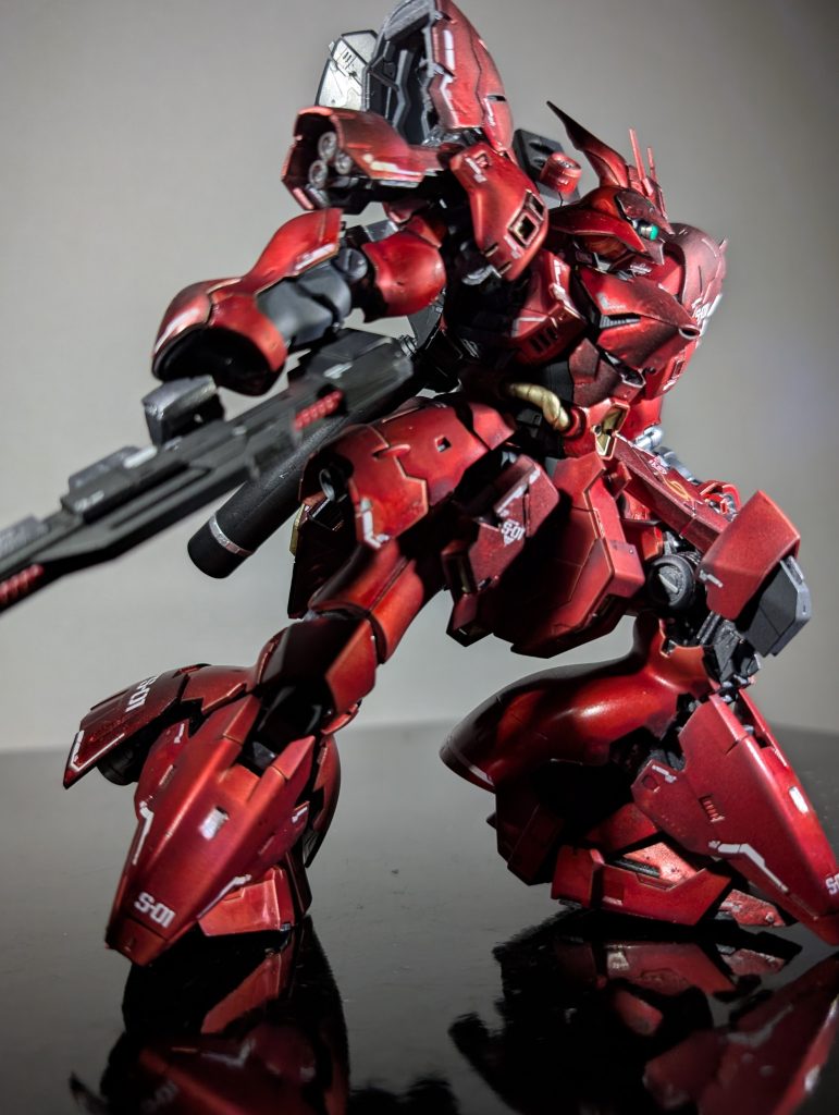 サザビーのポージングですが、あまりカッコよくならない…ロングライフを持つっぽいポージングもやってみましたがやっぱ無理かも(笑)とりあえずキットはカッコイイのにポージング付ける自分のセンスがないのを痛感(笑)サザビーならではのポージングって何がいいでしょうね(笑)