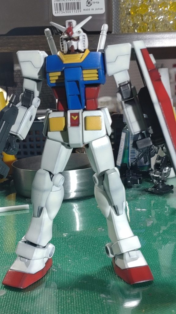 昔子供の頃に夢中で見ていたガンダムが一番かっこいいと今回改めて思い出しました。エントリーグレードもHGも同じプロポーションです。全くそこはいじらずに作りました。