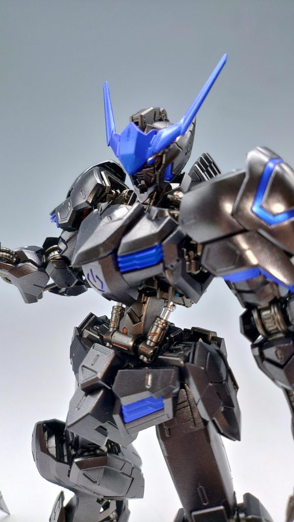 一見同じ色に見えますが、フレーム部分には、ガイアノーツのガンメタ、装甲にはボーンペイントのMaximumシャインブラックを使いましたので、よーく見たら色が違いますw