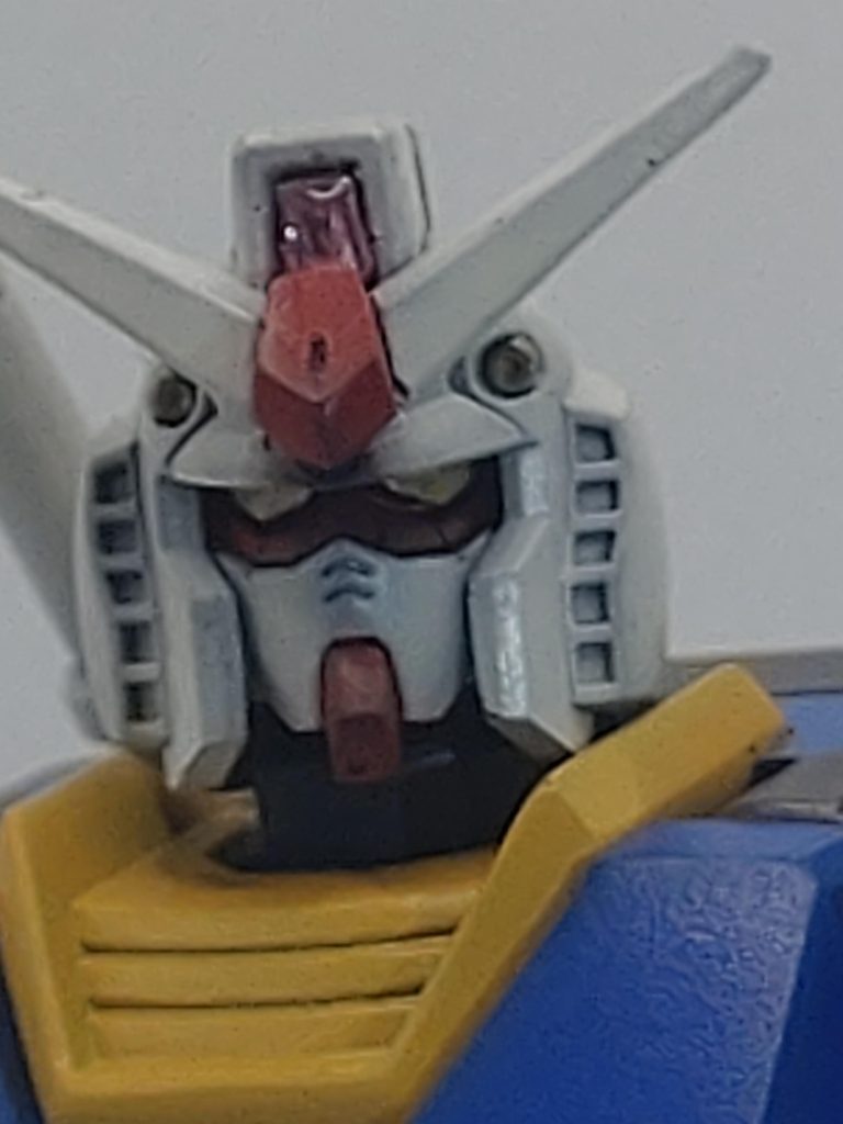 写真が暗くてわかりにくいですが、メインカメラはレジンでパーツを作成しました。瞳部分はシルバーの上にイエローメタリックを重ねています。バルカン部分もゴールドで塗りました。