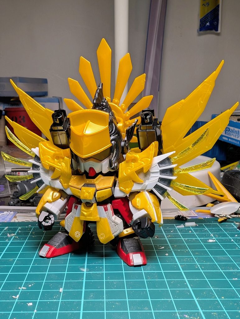 肩はプロモデラー朱鳳さんの千成大将軍の作例でHGのF91のバックパックを使用されていたので真似しました。この頃は腰鎧はパテでスクラッチしていますが格子状のスジ彫りをするのにパテだと難しかったので上から薄いプラ板を貼って成形後にスジ彫りしました。