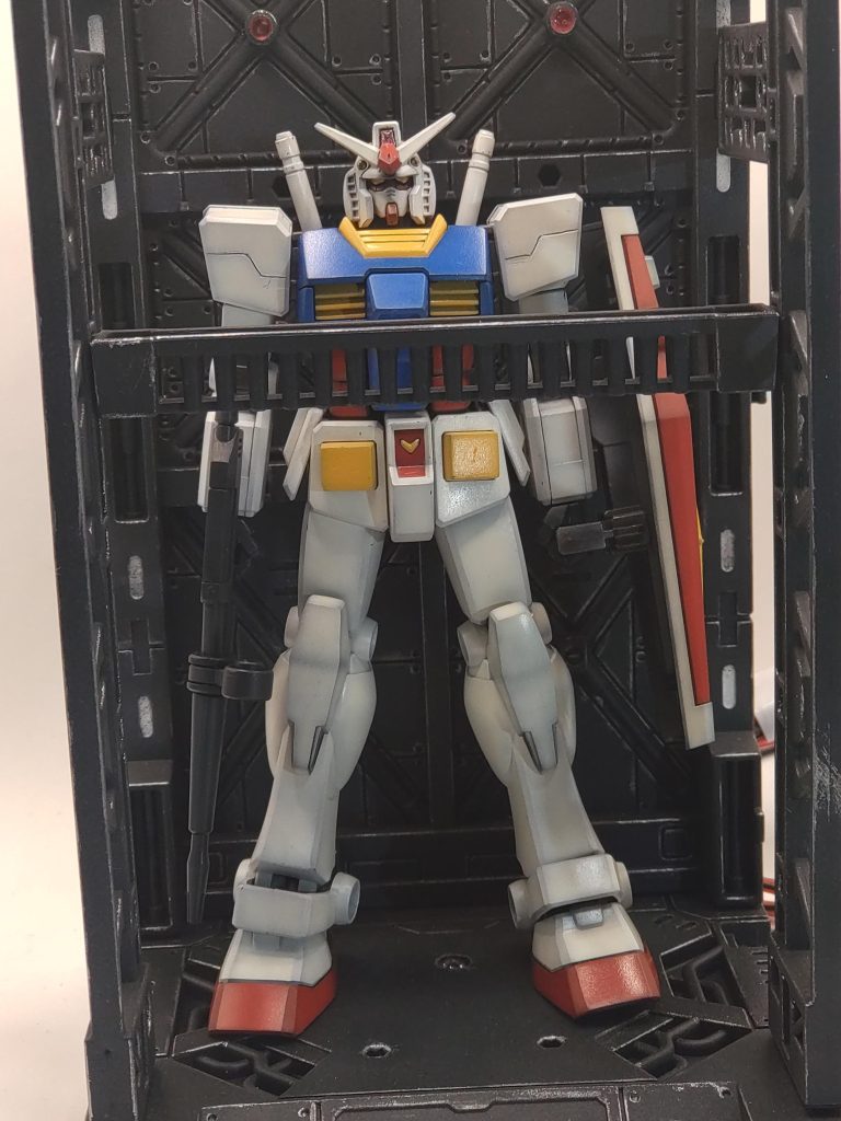 いつもの整備基地で。やっぱりなんだかんだ言ってガンダムはカッコいいと思いました。