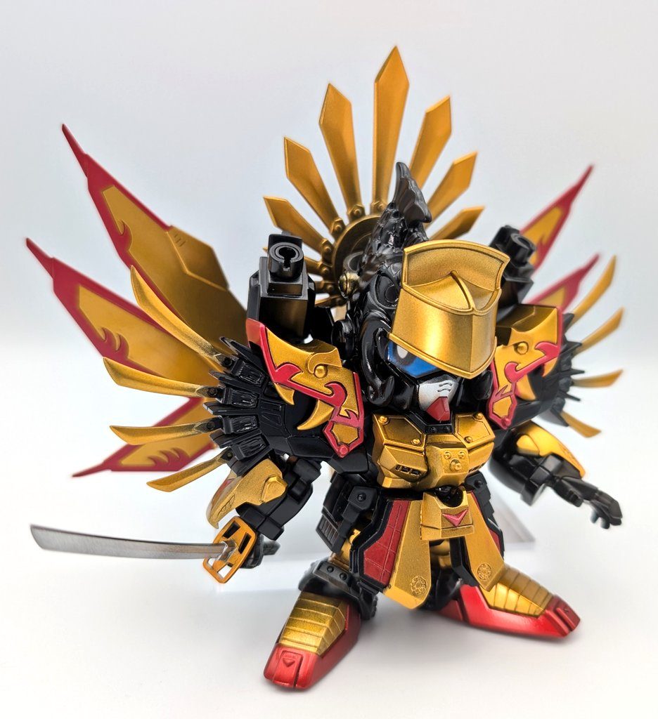 刀は三日月宗近千成頑駄無の刀は個性が強すぎると感じたので、武者頑駄無の武久丸の鍔を加工して一般的な日本刀ぽくしました。