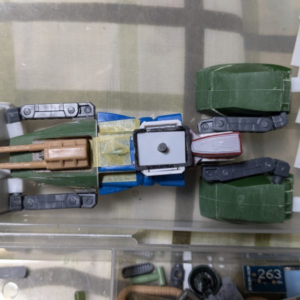 mixiでの企画用にジャンクパーツ使いまくって４足ホバーのマゼラを作ってます。ここまで来ましたが、やっぱりアームを太くしたいな〜、と悩み中。後は武装も増やしたいですね。翼端の尾翼？外してミサイルポッドとか。&nbsp;（5枚目）