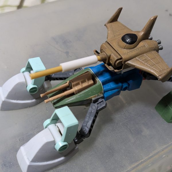 mixiでの企画用にジャンクパーツ使いまくって４足ホバーのマゼラを作ってます。ここまで来ましたが、やっぱりアームを太くしたいな〜、と悩み中。後は武装も増やしたいですね。翼端の尾翼？外してミサイルポッドとか。&nbsp;（6枚目）