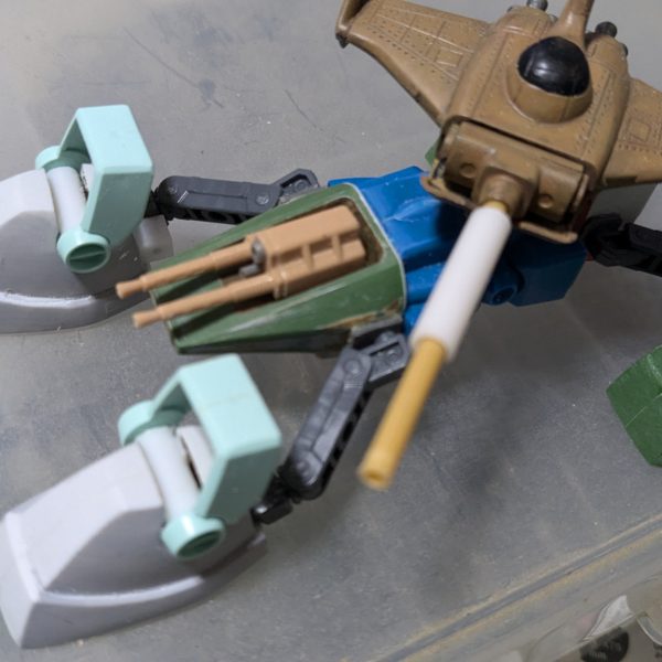 mixiでの企画用にジャンクパーツ使いまくって４足ホバーのマゼラを作ってます。ここまで来ましたが、やっぱりアームを太くしたいな〜、と悩み中。後は武装も増やしたいですね。翼端の尾翼？外してミサイルポッドとか。&nbsp;（4枚目）