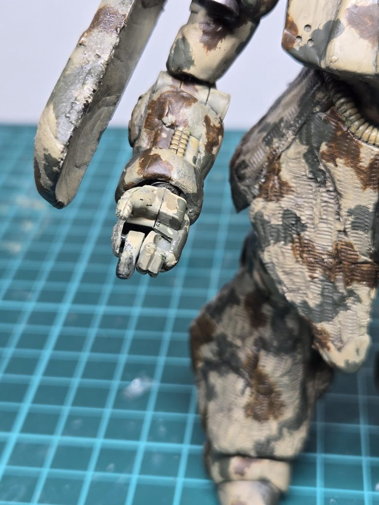 指は特徴的な4本