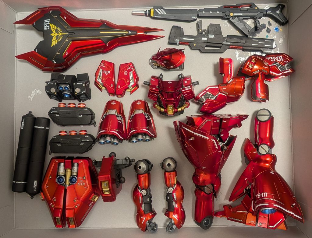 デカール貼り終えたときの写真。周りにペンや塗料の試し塗りがあるのは悪しからず、、、デカールに苦手意識がありましたが、楽しく貼ることができました。ご覧いただきありがとうございました！