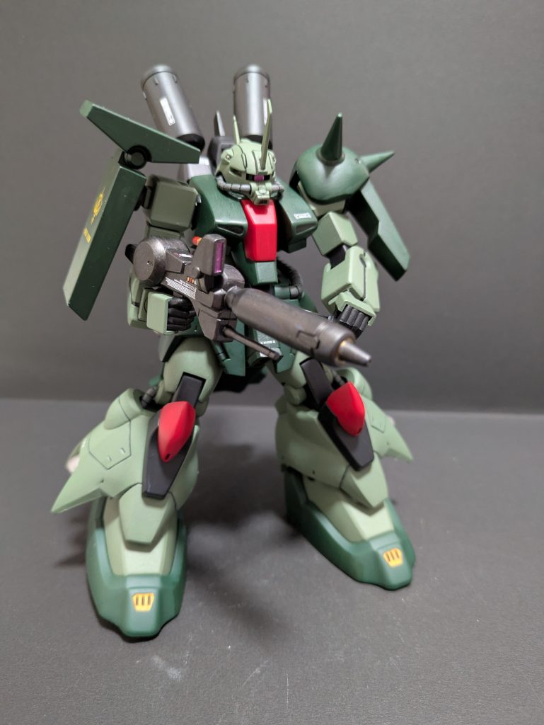 バックパックの超大型バーニア、リアスカート、プロペラントタンク等、ザクIIIからさらにゴツゴツした仕上がりになりましたしかしカラーリングや左肩のショルダーアーマー等でザク感が増してる気がします！