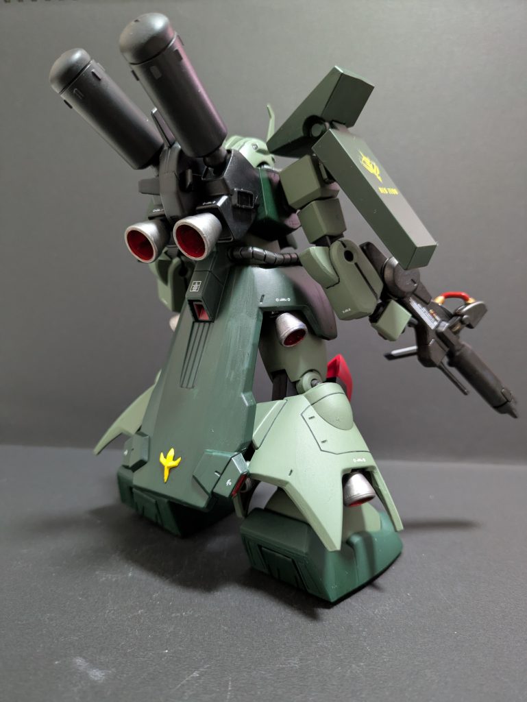 HGUCのナンバーはなんと3！3番目にザクIII改をキット化とは驚きました😆1999年発売の初期HGUCだけあって全身に合わせ目があり可動域も狭いほうです。ですが個人的に造形は良いと思います✨️