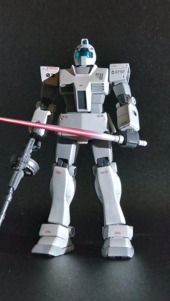 その辺にあったマシンガンとビームサーベルを持たせました。久しぶりにクリアーパーツではないサーベルだったので、塗装頑張りました。