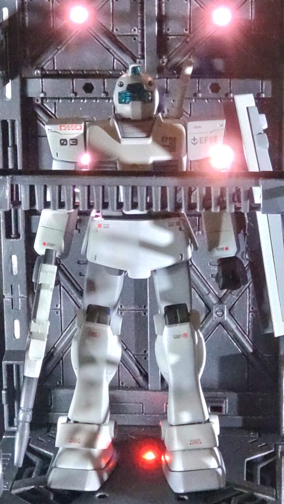 テスト機体のロールアウトカラーなので、ほぼグレーの配色にて作成。今回はデカールの貼り方も練習しました。老眼にはとても過酷な作業でした。