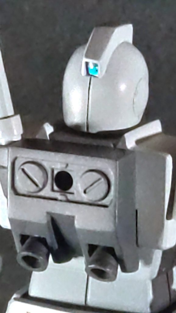 後頭部のセンサーのパーツはレジンにて作成。色を合わせるのに少し苦労しました。