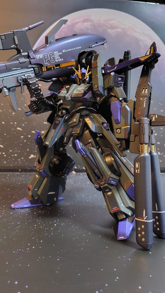 前回のアーマー装着前同様、アーマーにもブルーとガンメタルを混ぜて調色してます。出来る限り全てのパーツにスジボリを加えてカラーリングも2色にして、ディテールアップ!のっぺり感を無くしました。