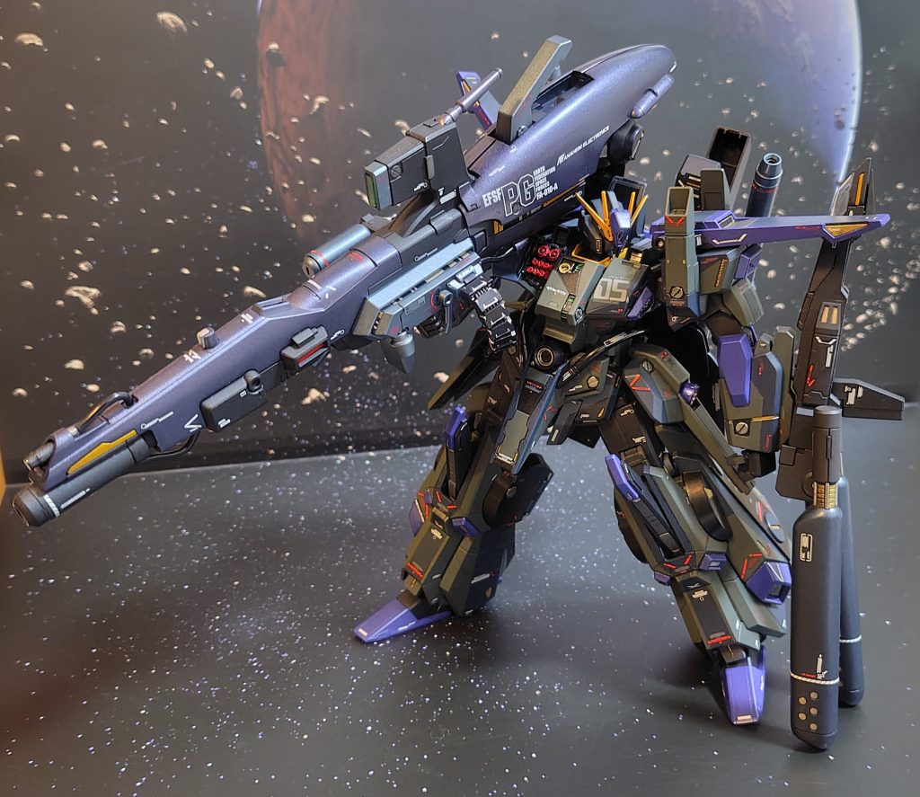 ハイパーメガカノンとダブルビームライフル、背部ビームカノンの色もそれぞれかなりこだわりました。武装に関しては、あえてのパール塗装。特にハイメガキャノンはツヤを強めにして存在感を高めました。(これが本体と言う話もあるので(笑))ダブルビームライフルを左手に装備してるのは、その方がカッコいいから。
