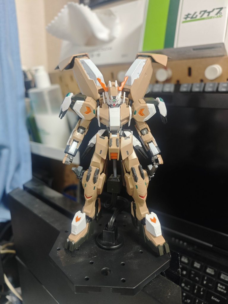 部分塗装してみましたが、筆塗りは難しい…