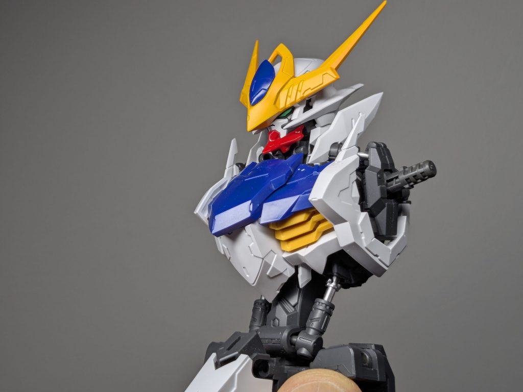 顔周りの加工や、白い羽根部分やダクトなどの加工もできた状態。私いつも頭部と体ができた段階で、暫く眺めて時が止まってしまいます🤤