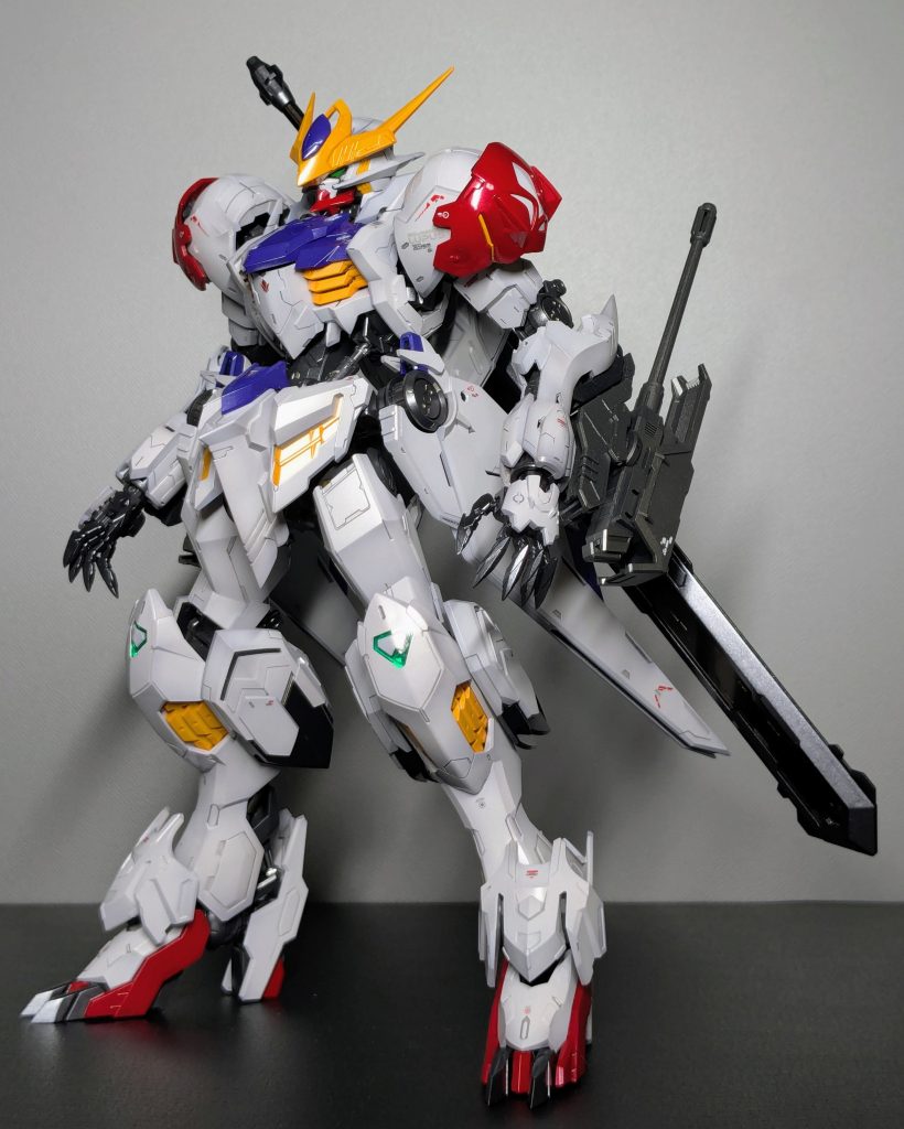 ネットで素組みレビューなどを見た時は、ちょっとずんぐり気味?と思いましたが、実際はマッシブで絶妙なバランスで構成されていて、かなりカッコイイ…