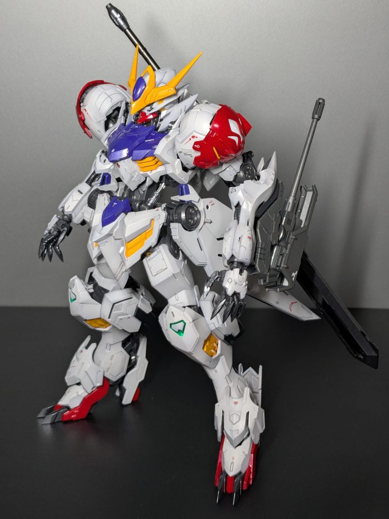 今回、白い部分はMAX塗りの感じとメタリック感もほしい〜と思い、ゲート処理した各パーツに①エッジやC面などにグレー②中央の面などに白塗装③パールシルバーでうっすら全体コート④クリアホワイトで全体コート⑤更にクリアコート、という5層で塗装してみましたが、気軽に良い感じになりました。指先の白塗りはマスキング面倒だし、むくんだ感じに見えそうなのでやりませんでした〜😄