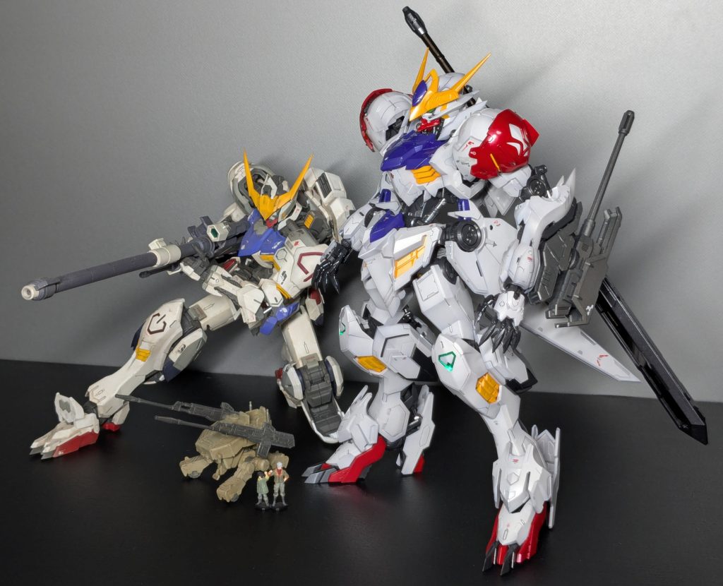 前に作ったバルバトスと並べると、今回のルプスはメタルビルドのよう…