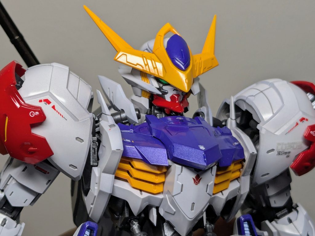 白い羽根っぽいパーツや、胸のダクト周りなど、シャープになるよう少し削って加工してます。これやっとくと、かなり見栄え良くなりますね