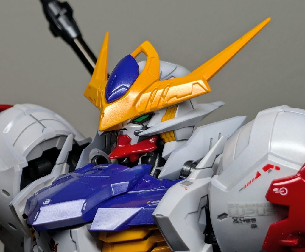 マスク部分は少し後方へ、目は小さめ+鋭くなるよう加工、顎先も下から少し薄くしました