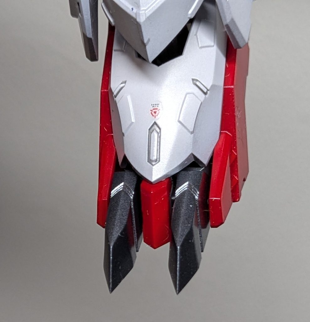 足のツメも尖らしてます