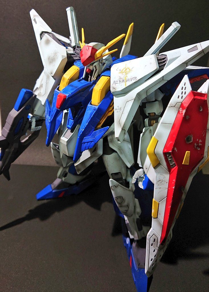 こちらが学祭出展時の目玉展示にもしてもらったダメージ加工版。ここでは新たにビームサーベル周りが改修されてますホワイトも青みがかったホワイトに塗装してます～やっぱりトリコロールが安心しますね～