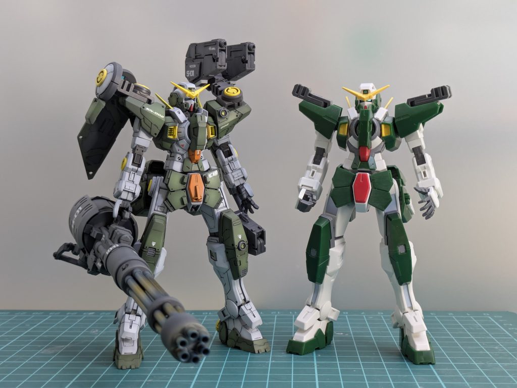 ノーマルとの比較。前面。プロポーションは脚を数ミリ長くしたぐらいです。