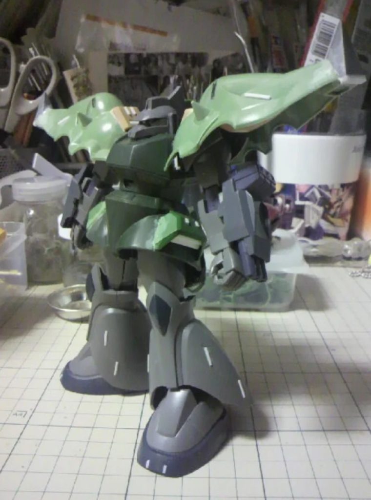 元々のゲルググのキットの完成度が高いので改造してもバランスは崩れないです