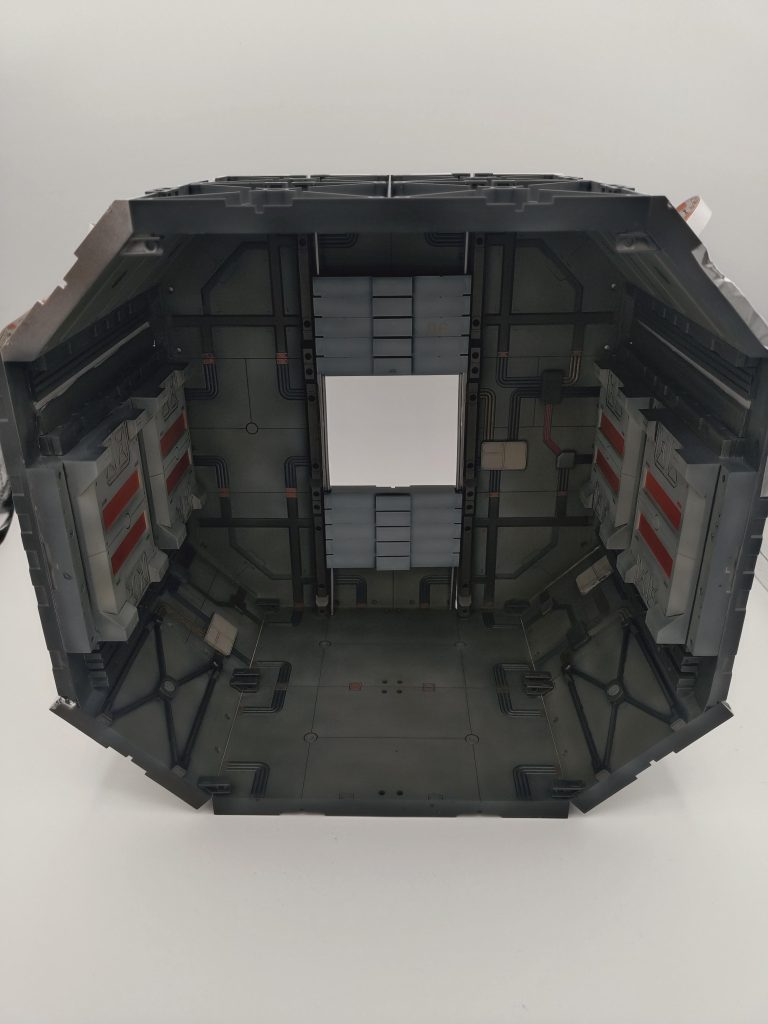 ステーションのハッチ部分という設定で、あるものを貼り合わせでなんとなく雰囲気で作ってみました。