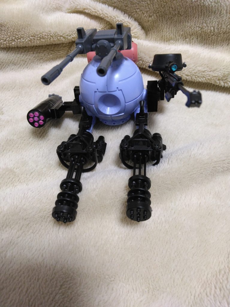 ガンプラの中では一番好きなのがボールです。武装は盛りだくさん。ガトリング、二連装砲、ミサイルポット、レールライフル銃。