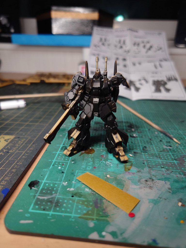 パーティングライン、合わせ目消しをしています。ちょいちょい残ってますが。今までは、昔ながらのセメダインでやってましたが、今回は高切削のゼリー状瞬間接着剤と、硬化スプレーを使いました。こっちの方が速いし、綺麗に消せました。今後はこれで行こうと思います。