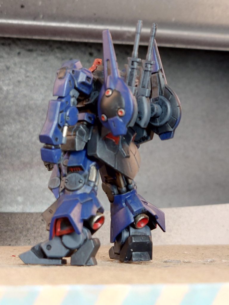 色は迷った上で、初期一般機カラーです。下地：黒サフグレー：シタデル　メカニクススタンダードグレー紺：水性　ティターンズブルー2黒：水性　ティターンズブルー1赤：水性　ガンダムレッド銀：エナメル　チタンシルバー&nbsp;カラーレシピ的にはティターンズカラーのような気がします。