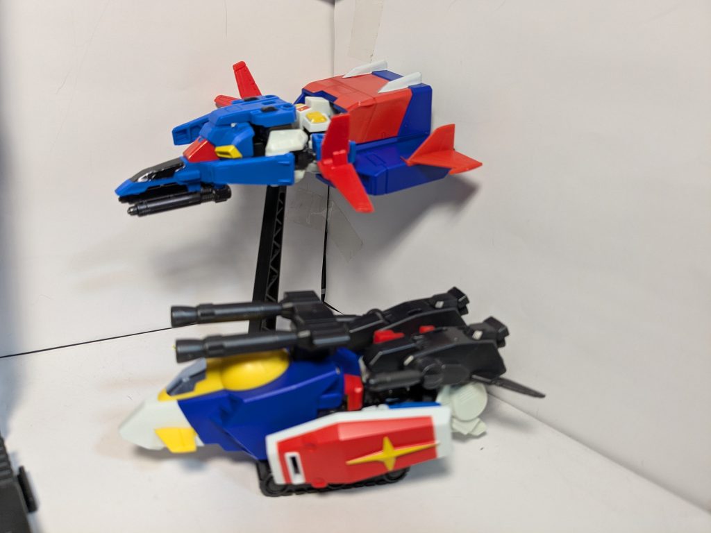 前回作ったGブルとコア・ベースとの組み合わせも一緒に。こうして並ぶと地上専用、空中専用もMAが出来て楽しいですね。意外にも色味がそれぞれマッチしているのもポイントです。