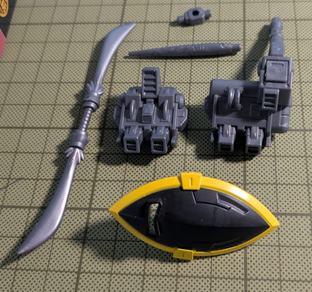 こちらになります。シールド、武器パーツ、高機動型とキャノン型のバックパックが付いています。また取り付け用の3mmジョイントが付いているのもポイントです