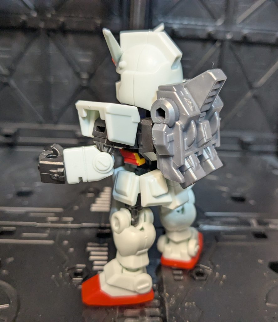 高機動型のバックパックは両側に3mm穴が付いています。