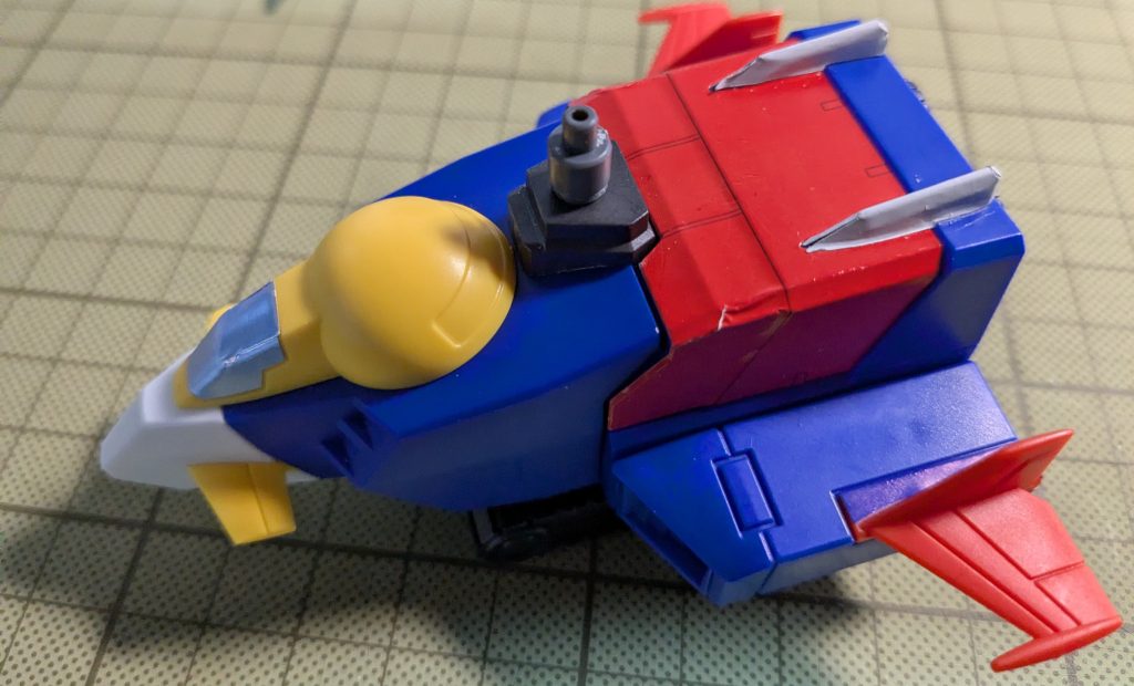 ポイントはジョイントを使ってガンダムの腰のジョイントと合わせることで、安定感ばっちりで乗せることが出来ます。