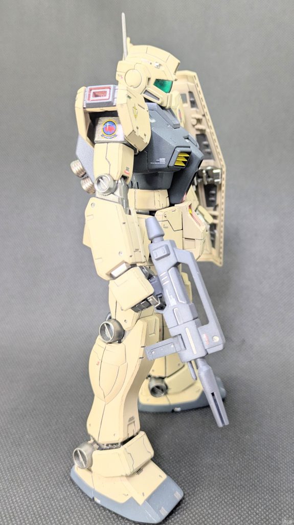 サイドショット右✨️肩部バーニア?は設定では本体色と同じなのですが、せっかく別パーツだし配色変更してみました。紋章はトリントン配備機の紋章でガンダムデカールより。やっと使うことができました😊✨️