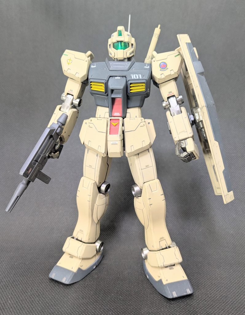 先ずは全身ショット✨️タミヤのアクリルカラーにて全塗装です。本体色を設定よりも若干濃いカラーリングにして兵器感アップを狙ってみました。
