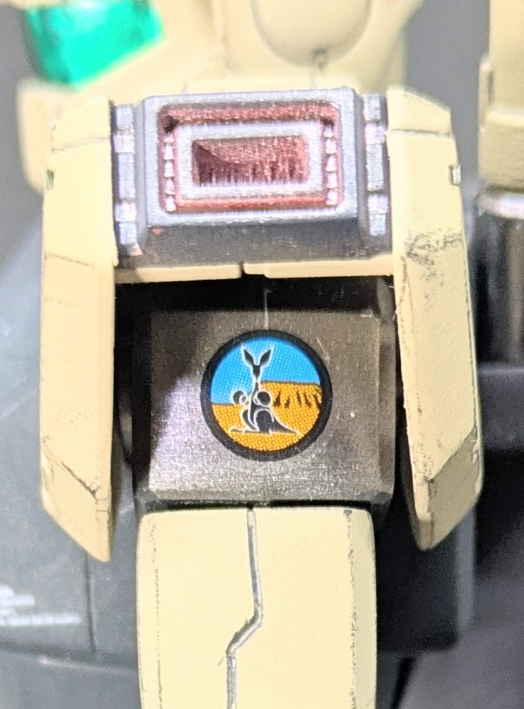 こちらもガンダムデカールにあった紋章。調べたらトリントン基地MS中隊のマーキングらしいので迷わず肩部に貼りました✨️