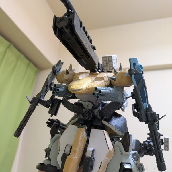 つぶやきの分も全て武装足しまして‼️プラス‼️ショルダー部にグフカスタムのシールドガトリング？を装備し防御面も少し考えながらも攻撃力も更に向上させて更に武装強化しました✨️✨️✨️他の方のつくる武装盛々のガンプラに比べると少ない位ですがまた少しだけ理想のザメルに近づけることができました。&nbsp;サイコザクのバックパックもつけたら更にすごいことになるかもとかたくらみながら今日の報告は終わります🙇皆様観て頂きありがとうございます🙇（2枚目）