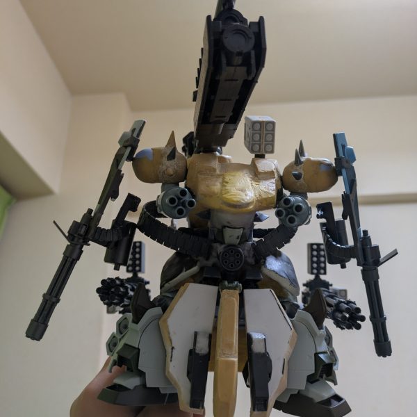 つぶやきの分も全て武装足しまして‼️プラス‼️ショルダー部にグフカスタムのシールドガトリング？を装備し防御面も少し考えながらも攻撃力も更に向上させて更に武装強化しました✨️✨️✨️他の方のつくる武装盛々のガンプラに比べると少ない位ですがまた少しだけ理想のザメルに近づけることができました。&nbsp;サイコザクのバックパックもつけたら更にすごいことになるかもとかたくらみながら今日の報告は終わります🙇皆様観て頂きありがとうございます🙇（3枚目）