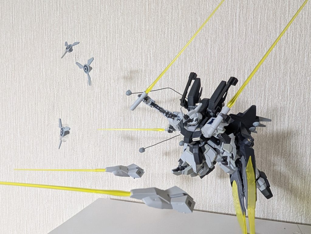 インコムからトライブレード放出。脚部サイドスラスターユニットも飛ばすことができます。