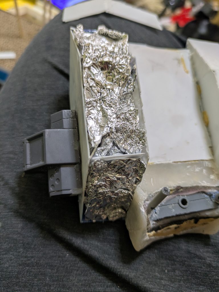 作品名：ちょっと気になって<p>アルミホイル詰めてパテ埋め節約‼️コンビニでアルミホイル100円前後で買えたのでパテだけで詰めたら相当パテ使うんでコレはよく使います✨️パテ使う方知ってると思いますが(ーー;)</p>
